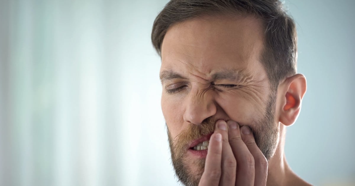 man see dentist in seattle for toothache