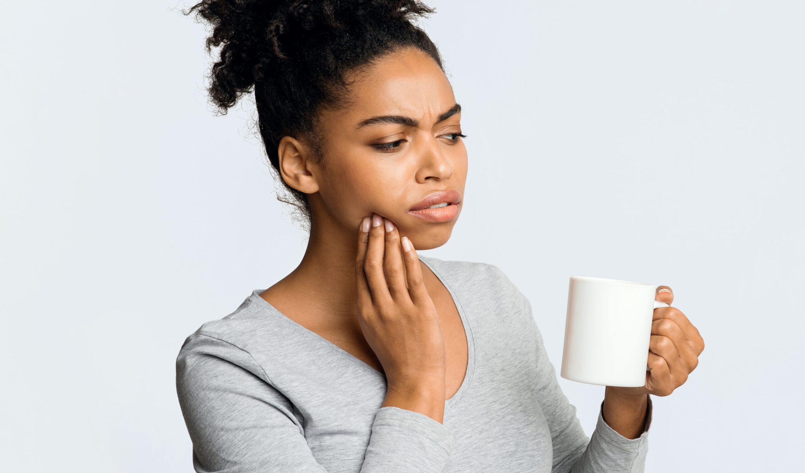 Diagram showing how coffee causes tooth discoloration by binding tannins to enamel surface